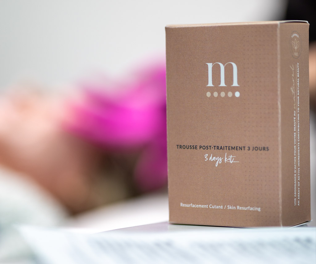Coffret de soins réparateurs et soin du visage en arrière-plan.