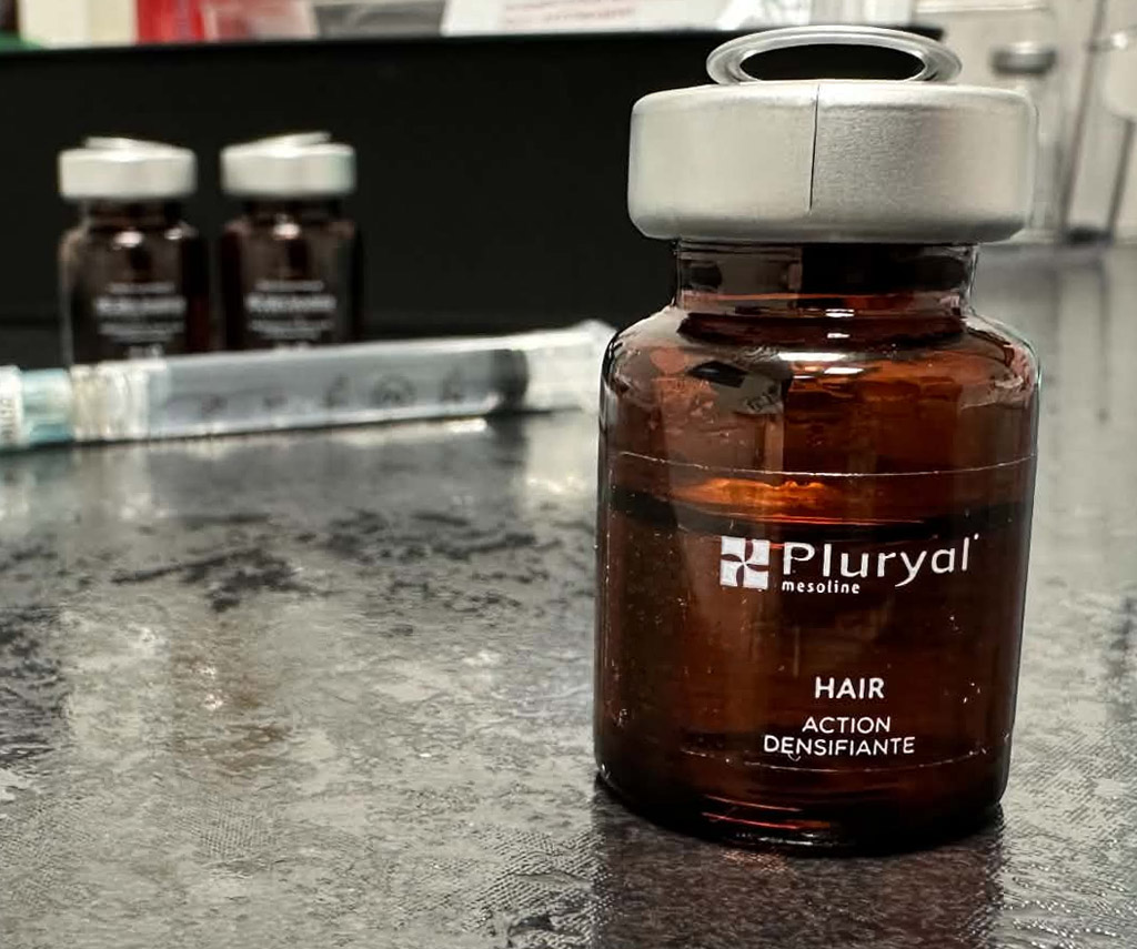 Flacon de produit destiné aux soins capillaires.